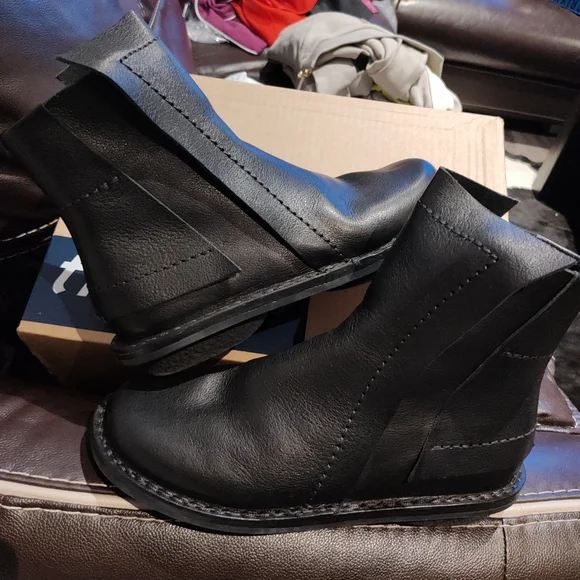 Sleek Black Leather Ankle Boots for Women - Picture 2 of 12